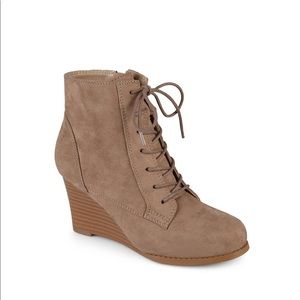 Women’s Journee Collection Magely laced up wedge.